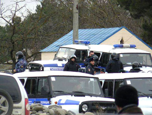 Police before the beginning of the protest action against the construction of a water intake station on the Samur River of the Magaramkent ROVD. December 11, 2013. Photo by http://lezgi-yar.ru/