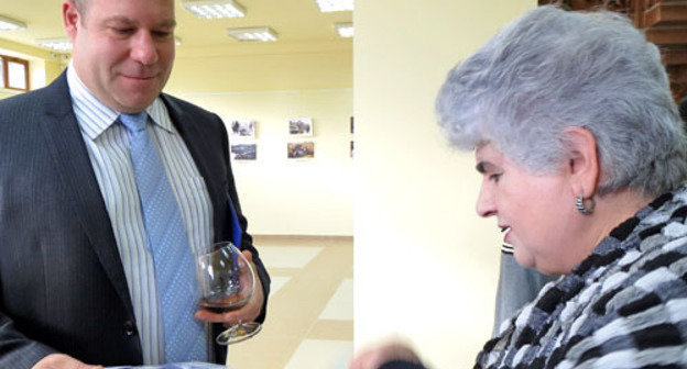 Nicolas Fleury, the head of the ICRC mission in Nagorno-Karabakh, and Vera Grigoryan, the chairman of the Union of Relatives of Karabakh Warriors Missing in the Karabakh War