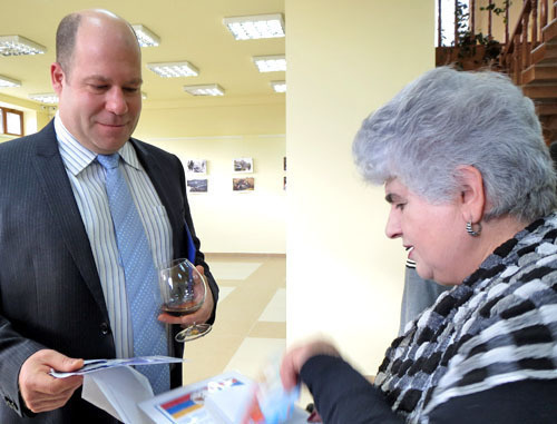 Nicolas Fleury, the head of the ICRC mission in Nagorno-Karabakh, and Vera Grigoryan, the chairman of the Union of Relatives of Karabakh Warriors Missing in the Karabakh War