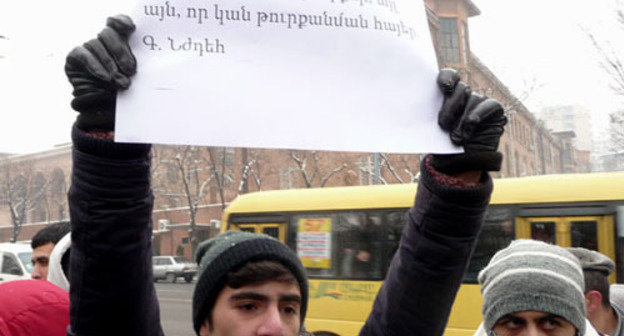 Participants of the rally ‘We are to decide!’ protesting against ratification of gas agreements with Russia. Yerevan, December 20, 2013. Photo by Armine Martirosyan for the ‘Caucasian Knot’. 