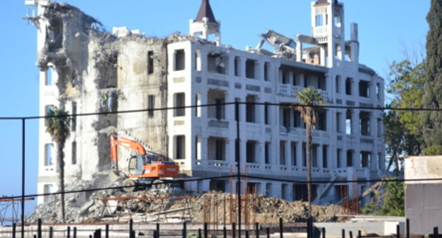 Demolition of the historical monument - the five-storey building of the resort complex "Caucasian Riviera" built in 1905. Sochi, December 24, 2013. Photo by Svetlana Kravchenko for the ‘Caucasian Knot’. 