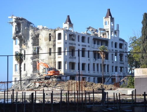 Demolition of the historical monument - the five-storey building of the resort complex "Caucasian Riviera" built in 1905. Sochi, December 24, 2013. Photo by Svetlana Kravchenko for the ‘Caucasian Knot’. 