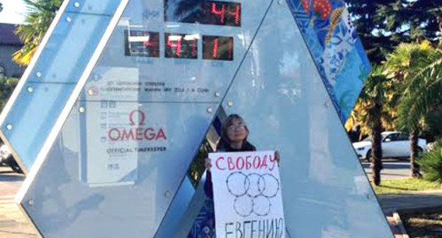 Participant of a solo picket held in support of ecologist Evgeny Vitishko. Sochi, December 25, 2013. Photo by David Khakim.