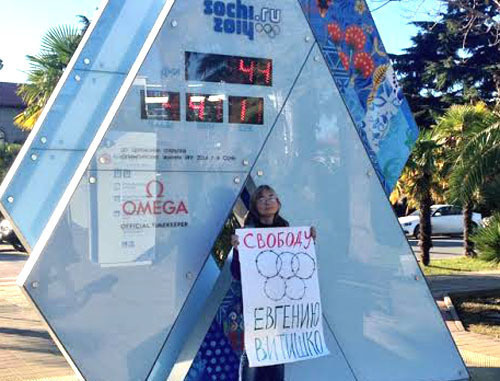 Participant of a solo picket held in support of ecologist Evgeny Vitishko. Sochi, December 25, 2013. Photo by David Khakim.