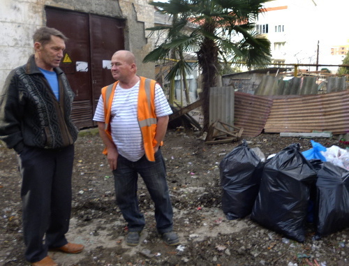 Liquidation of a spontaneous dump in Parallelnaya Street in Sochi. December 29, 2013. Photo by Svetlana Kravchenko for the "Caucasian Knot"