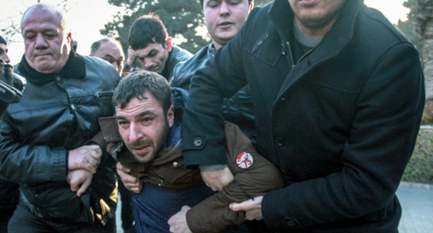 Police detains youth activists at the protest action in Baku on December 29, 2013. Photo by Aziz Karimov for the "Caucasian Knot"