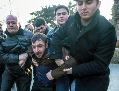 Police detains youth activists at the protest action in Baku on December 29, 2013. Photo by Aziz Karimov for the "Caucasian Knot"