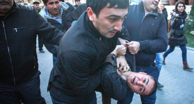 Police detains youth activists at the protest action in Baku on December 29, 2013. Photo by Aziz Karimov for the "Caucasian Knot"