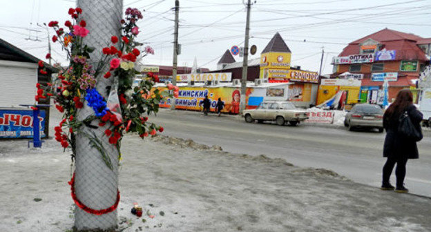 Flowers at the place of the terror act committed in Volgograd trolleybus. Volgograd, December 30, 2013. Photo by Tatyana Filimonova for the "Caucasian Knot"