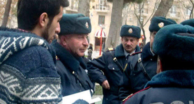 Policemen talk to a participant of the youth action "Read a book". Baku, December 6, 2011. Photo http://anspress.com/