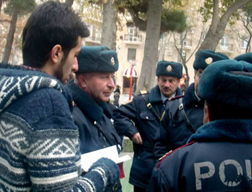 Policemen talk to a participant of the youth action "Read a book". Baku, December 6, 2011. Photo http://anspress.com/