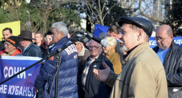 Rally demanding to restore order in the housing and communal services and administration of the city. Sochi, January 5, 2014. Photo by Svetlana Kravchenko for the ‘Caucasian Knot’. 