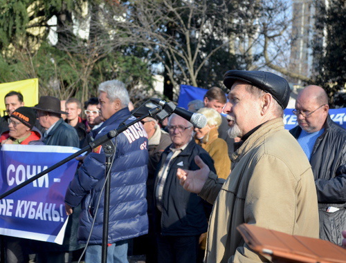 Rally demanding to restore order in the housing and communal services and administration of the city. Sochi, January 5, 2014. Photo by Svetlana Kravchenko for the ‘Caucasian Knot’. 