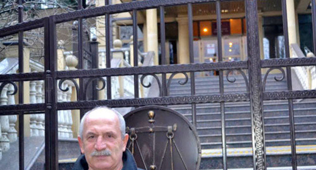 Valery Rogachov near the gates of the Central District Sochi Court. December 2013. Photo by Svetlana Kravchenko for the ‘Caucasian Knot’. 