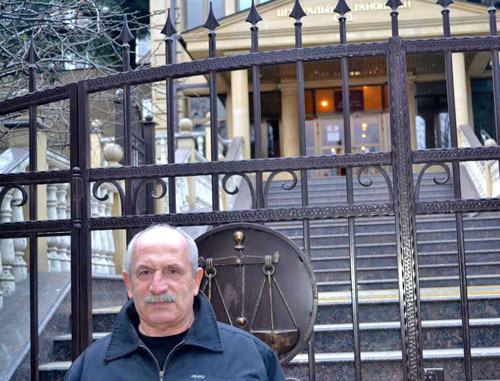 Valery Rogachov near the gates of the Central District Sochi Court. December 2013. Photo by Svetlana Kravchenko for the ‘Caucasian Knot’. 