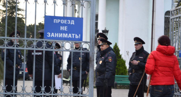 Police troops at St.Michael’s Cathedral. Sochi, January 7, 2014. Photo by Svetlana Kravchenko for the ‘Caucasian Knot’. 