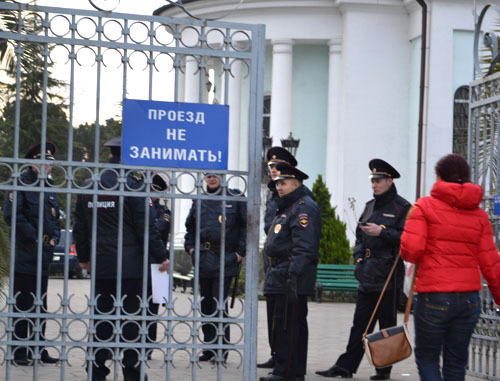 Police troops at St.Michael’s Cathedral. Sochi, January 7, 2014. Photo by Svetlana Kravchenko for the ‘Caucasian Knot’. 