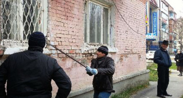 The demolition of a house in Rabochaya Street has started before the eviction of the tenants. In the photo: worker breaks out window security bars on the first floor. Ingushetia, Karabulak, November 19-20, 2013. Photo courtesy of the tenants of No. 21 house in Rabochaya Street