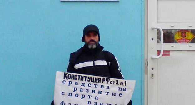 Mikhail Anisenko holding a solo picket to protest against the Olympic Torch Relay. Astrakhan, January 20, 2014. Photo by Elena Grebenyuk for the ‘Caucasian Knot’. 