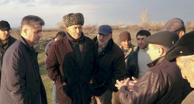 Meeting of Khrakh-Uba residents with Russian MP Mamed Abasov on the issue of their resettlement. Dagestan, December 1, 2013. Photo: http://flnka.ru