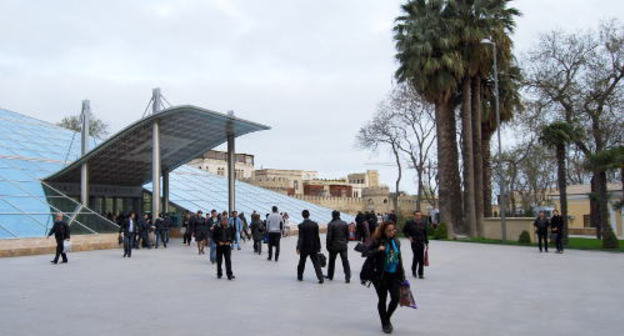 In the centre of Baku. Photo: http://www.flickr.com/photos/sugarmeloncom