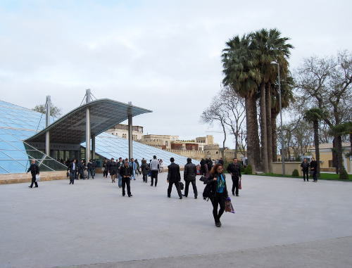 In the centre of Baku. Photo: http://www.flickr.com/photos/sugarmeloncom