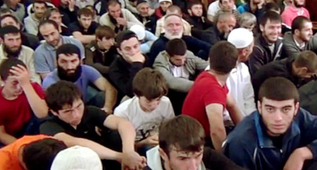 Parishioners of Imam Shafia Mosque in Buynaksk, photo taken from YouTube video posted by 1432Guraba user.