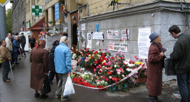 Moscow, October 10, 2006. At the entrance of the house of Anna Politkovskaya three days after she was killed. Photo: John Martens, http://commons.wikimedia.org/