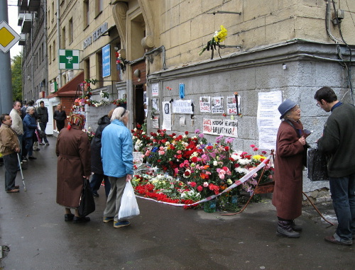 Moscow, October 10, 2006. At the entrance of the house of Anna Politkovskaya three days after she was killed. Photo: John Martens, http://commons.wikimedia.org/