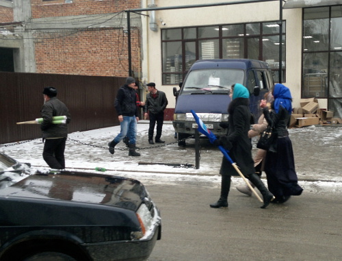 Grozny residents go away with folded flags after the celebrations on the arrival of the Olympic Torch Relay. January 28, 2014. Photo by the "Caucasian Knot"