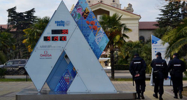 Policemen near Olympic Clock in Sochi. Photo by Svetlana Kravchenko for the "Caucasian Knot"