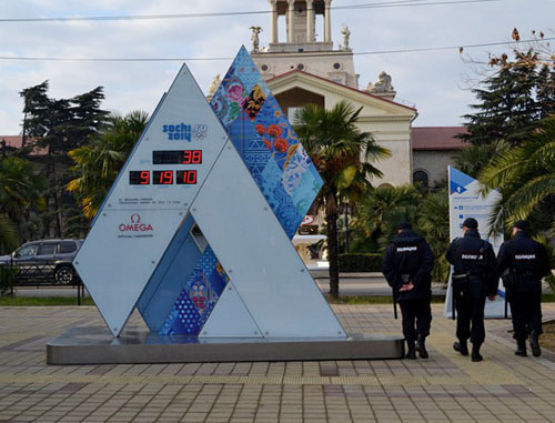 Policemen near Olympic Clock in Sochi. Photo by Svetlana Kravchenko for the "Caucasian Knot"