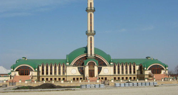 Mosque in the Chechen village of Alkhan-Yurt of the Urus-Martan District. Photo http://chechen.org/