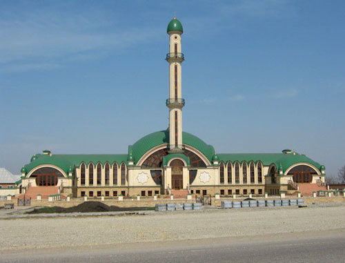 Mosque in the Chechen village of Alkhan-Yurt of the Urus-Martan District. Photo http://chechen.org/