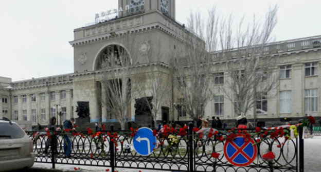 Flowers on the metal fence near the railway station. Volgograd, January 1, 2014. Photo by Tatyana Filimonova for the "Caucasian Knot"