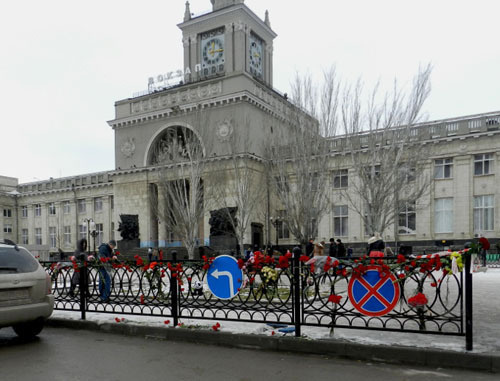 Flowers on the metal fence near the railway station. Volgograd, January 1, 2014. Photo by Tatyana Filimonova for the "Caucasian Knot"