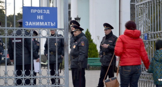 Policemen on duty in front of the Orthodox Church. January 7, 2014. Photo by Svetlana Kravchenko for the "Caucasian Knot"