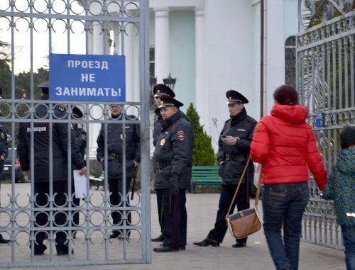 Policemen on duty in front of the Orthodox Church. January 7, 2014. Photo by Svetlana Kravchenko for the "Caucasian Knot"