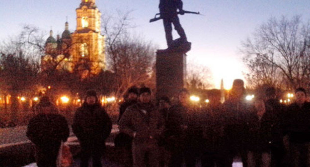 The campaigners of "Strategy 31" in Bratsky square near the monument "To the fighters for the Soviet power". Astrakhan, January 31, 2014. Photo by Yelena Grebenyuk for the "Caucasian Knot"