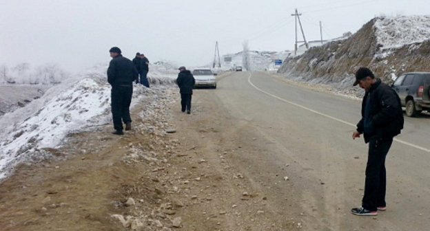 Upset of the car in the 146th kilometre of the Mamrash-Tashkapur highway near the village of Shovkra in the Laksky District of Dagestan. January 30, 2014. Photo by the press service of the GIBDD (traffic police)