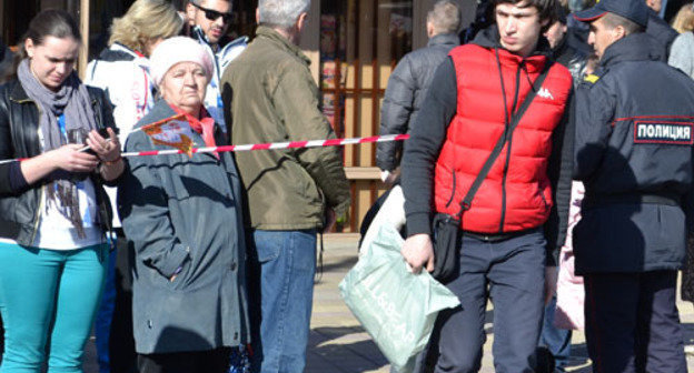 Spectators during Olympic Torch Relay, Sochi, February 6, 2014. Photo by Svetlana Kravchenko for the ‘Caucasian Knot’. 