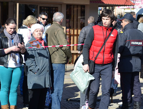 Spectators during Olympic Torch Relay, Sochi, February 6, 2014. Photo by Svetlana Kravchenko for the ‘Caucasian Knot’. 