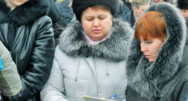 Participants of rally collect signatures against the incorporation of the Gorodische settlement into Volgograd. February 15, 2014. Photo by Tatyana Filimonova for the "Caucasian Knot"