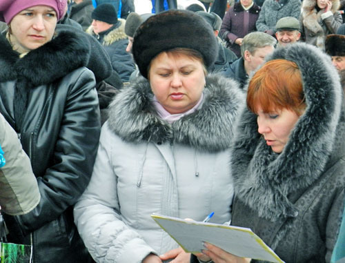 Participants of rally collect signatures against the incorporation of the Gorodische settlement into Volgograd. February 15, 2014. Photo by Tatyana Filimonova for the "Caucasian Knot"