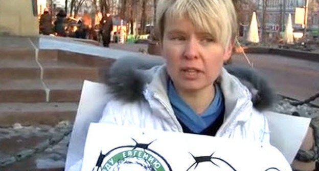 Evgenia Chirikova at the solo picket in support of the ecologist Evgeny Vitishko. Moscow, December 25, 2013. Screenshot of a video at youtube.com