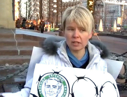 Evgenia Chirikova at the solo picket in support of the ecologist Evgeny Vitishko. Moscow, December 25, 2013. Screenshot of a video at youtube.com