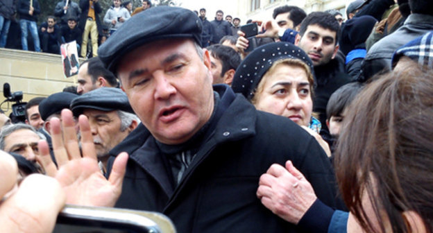 Baku, February 16, 2014. Rally by residents of Narimanov street (former Sovietskaya) and neighboring boroughs against demolition of their houses. In the centre – deputy head of Yasamal District of Baku Samed Islamov. Photo by Kyamal Ali for the ‘Caucasian Knot’.   