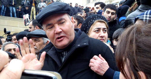 Baku, February 16, 2014. Rally by residents of Narimanov street (former Sovietskaya) and neighboring boroughs against demolition of their houses. In the centre – deputy head of Yasamal District of Baku Samed Islamov. Photo by Kyamal Ali for the ‘Caucasian Knot’.   