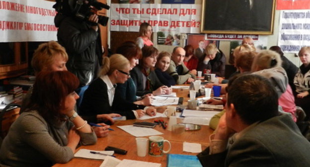 Participants of hunger strike meeting with Volgograd officials. February 7, 2014. Photo by Tatiana Filimonova for the ‘Caucasian Knot’.  