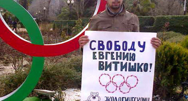 Activist David Khakim in solo picket in support of ecologist Evgeny Vitishko. Sochi, February 17, 2014. Photo by Semen Simonov for the ‘Caucasian Knot’. 